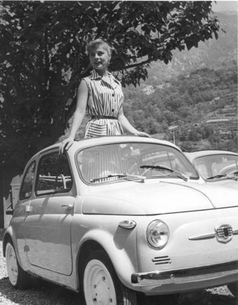 Una giovane Virna Lisi a bordo di una Fiat 500, primo modello